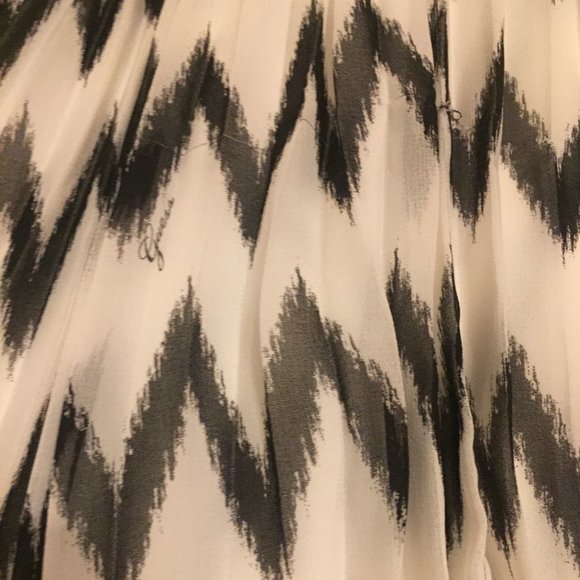 NWT GUESS Cheveron Pleated Blouse XL - Picture 5 of 8